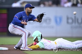 김하성, 빅리그 첫 20도루…빠른 발로 내야 안타에 2득점까지
