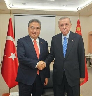 (LEAD) S. Korean FM meets with Turkish president, discusses improving bilateral cooperation