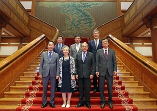 Family members of 6 former presidents gather at Cheong Wa Dae for exhibition