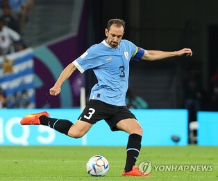 한국 골대 맞힌 우루과이 센터백 고딘 은퇴…"아빠 됐으니까"