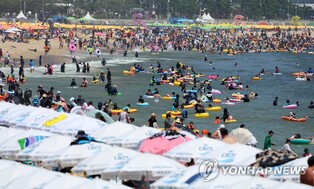 부산 해수욕장 7월 방문객 200만명 줄어…"긴 장마 영향"