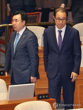 (LEAD) Prosecutors seek arrest warrants for 2 lawmakers again over DP cash-for-votes scandal