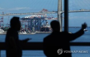 (LEAD) S. Korea sees 3rd-largest per-capita GDP fall among major economies in 2022