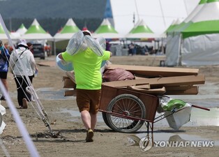 새만금 잼버리 야영장 밤새 열대야…조직위 "폭염 대비 총력"