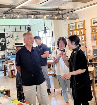 '책방지기' 문재인 전 대통령 여름 휴가차 제주 찾아