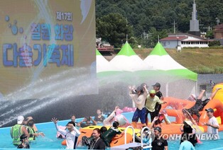 맑은 물속에서 더위 날리자…제17회 철원 화강 다슬기축제 개막