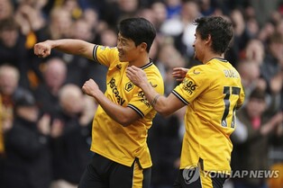 '황희찬 골맛' 울버햄프턴, 스타드 렌과 친선전서 3-1 승리