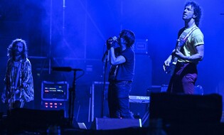 스트록스, 17년 만에 펜타 무대에…전 세대 통합한 록 열기