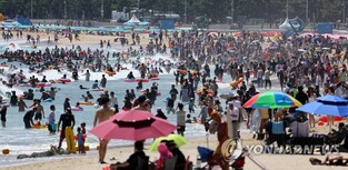 찜통더위에 바다·계곡·물놀이장으로…해운대는 '물반, 사람반'