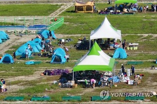 [현장] 텐트 접고 짐꾸리는 스카우트 대원들…10시 넘어서 출발