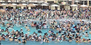 피서철 해수욕장 '인파'…수해 지역은 복구작업 '구슬땀'