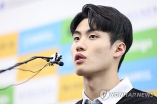 (LEAD) Swimming star Hwang Sun-woo under police investigation for hit-and-run charges