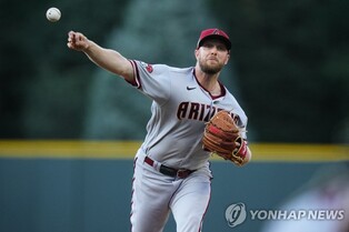 '전 SK' 켈리, '전 두산' 플렉센과 MLB 선발 대결서 11K 위력투