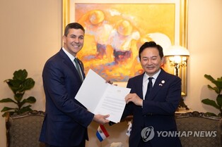 Land minister discusses exporting S. Korean light rail system with Paraguayan president