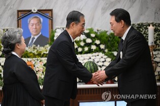 Politicians, Cabinet members pay condolence visits to Yoon's father