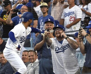 다저스 베츠의 만화 같은 이야기…열혈 팬 딸 이름까지 바꿨다