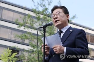 (LEAD) Opposition leader Lee appears for prosecution questioning over corruption scandal