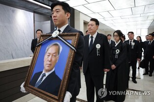 (LEAD) Funeral ceremony held for Yoon's late father
