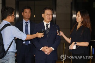 Opposition leader Lee returns home after 13-hr questioning over corruption scandal