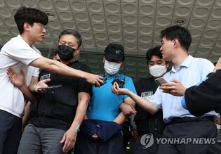 (LEAD) Arrest warrant under review for assault, rape suspect in Seoul