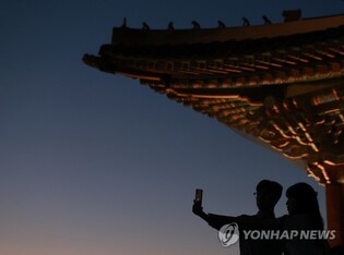 Gyeongbok Palace opens for nighttime viewing