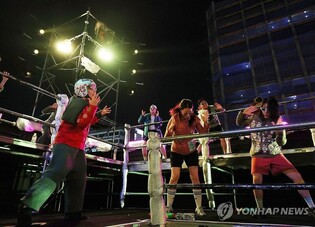 패딩? '불금'의 열기를 더할 뿐…클럽이 된 광화문광장