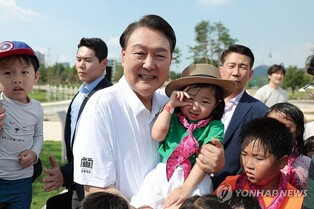 Yoon, first lady meet with children at Yongsan park