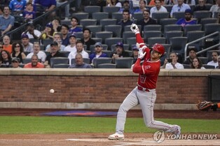 오타니, 전광판 때리는 파울 홈런…단장 "오타니가 검사 거부"