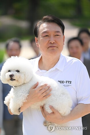 Presidential office designs T-shirt commemorating victims of Cheonan sinking