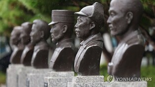 (LEAD) Gov't considers relocating bust of independence fighter from defense ministry