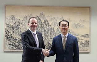 S. Korean nuclear envoy meets British ambassador to Pyongyang