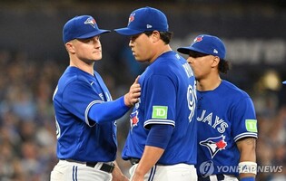 MLB 토론토, 주전 3루수·유격수 부상 이탈…류현진 어쩌나
