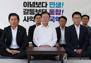 (LEAD) Opposition leader launches indefinite hunger sit-in against Yoon administration