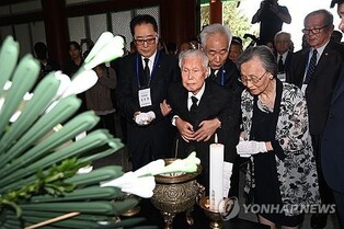 Late President Rhee's son apologizes to April 19 Revolution victims