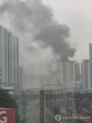 Fire, explosion at abandoned bathhouse in Busan injures some 10 firefighters, civil servants