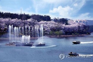 '맨발로 걸어요'…군산시, 은파호수공원에 '황톳길'로 조성