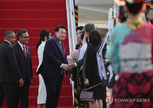 (2nd LD) Yoon arrives in Indonesia to attend ASEAN summits