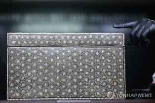 꽃·넝쿨 채운 4만5천개 반짝임…13세기 고려 나전상자 돌아왔다