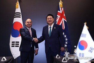 (LEAD) Yoon meets leaders of Canada, Vietnam, other nations