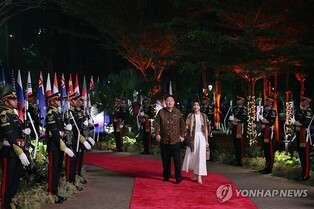 Yoon, first lady wear Indonesian national costume for ASEAN gala dinner