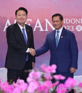 (LEAD) Yoon meets with leaders of Cambodia, Laos, Philippines, Singapore