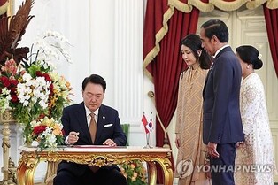 (LEAD) Yoon approves dismissal motion of commissioner for conflict of interest violation