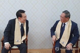 Yoon, Chinese premier meet briefly on margins of G20 summit
