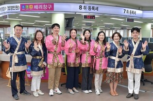 공주시청 직원, 백제복 입고 대백제전 홍보…로봇이 축제 안내