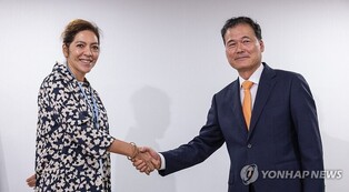 (LEAD) Unification minister meets U.N. rapporteur for N. Korea's human rights