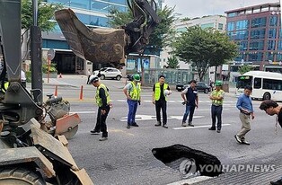 Pothole opens up in Seoul's Gangnam, causes road closure, gridlocks