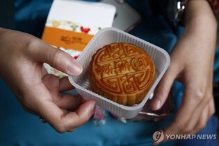 中 경기둔화에도 '고가 월병 선물' 불티…단속 피해 가격도 속여