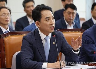 Ex-President Moon sues veterans minister for defaming his father