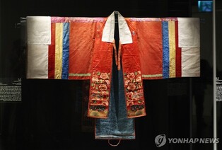 붉은 비단에 수놓은 원앙·꽃…RM이 보존 처리 도운 '활옷' 공개