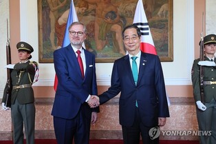 PM discusses stronger trade, investment with Czech counterpart in Prague